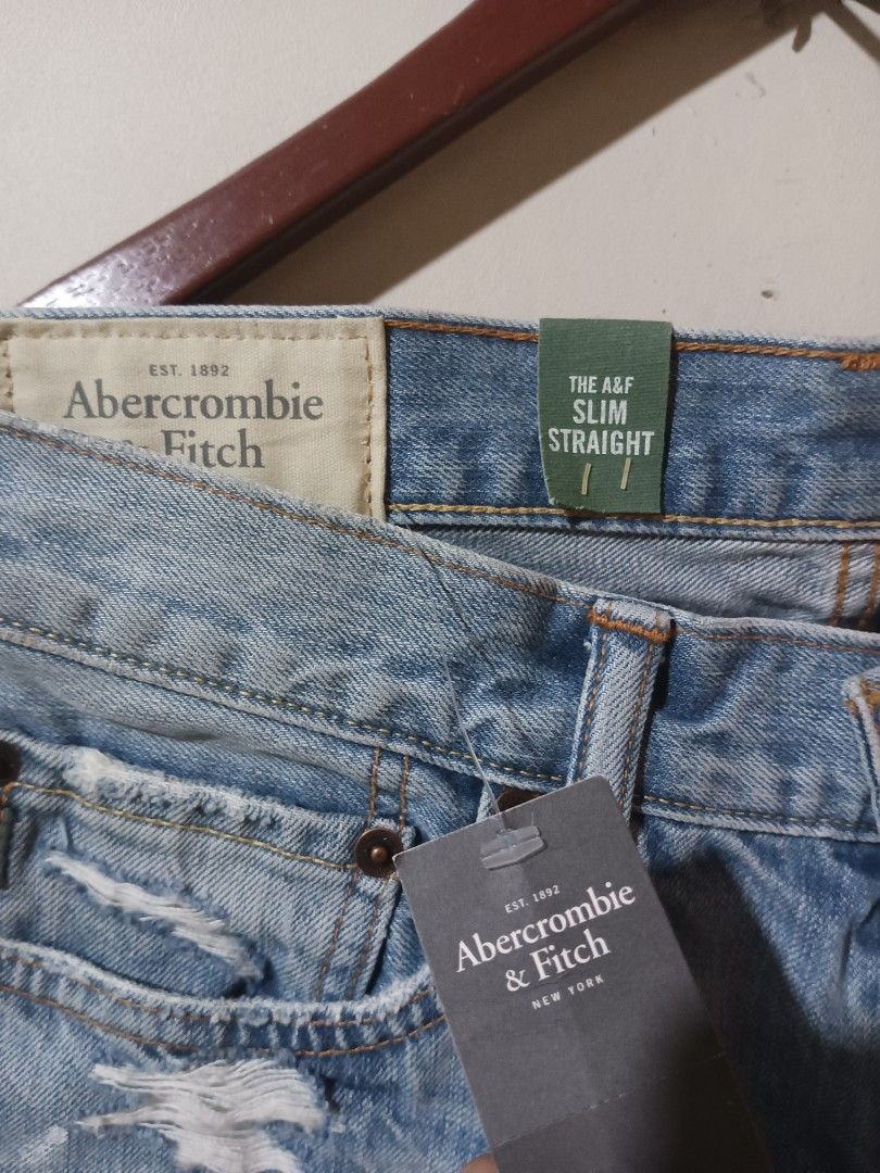 A&F Ripped Jeans for Men (Category: Jeans) located in Villasis. Submitted by irondan (Listing ID 1286124988, Image 1). Description: Abercrombie & Fitch Size 31 Bago pa po. Design po yung white paint. May tag pa 🔥 RFS: Sobrang angas na gift sa akin kaso di ko size. 💯🔥 𝘊𝘰𝘭𝘰𝘳 𝘮𝘢𝘺 𝘷𝘢𝘳𝘺 𝘥𝘶𝘦 𝘵𝘰 𝘭𝘪𝘨𝘩𝘵𝘪𝘯𝘨. 𝘐𝘵 𝘮𝘢𝘺 𝘣𝘦 𝘭𝘪𝘨𝘩𝘵𝘦𝘳 𝘰𝘳 𝘥𝘢𝘳𝘬𝘦𝘳 𝘪𝘯 𝘢𝘤𝘵𝘶𝘢𝘭. 𝘏𝘢𝘱𝘱𝘺 𝘴𝘩𝘰𝘱𝘱𝘪𝘯𝘨 🤎 #Abercrombie&Fitch.