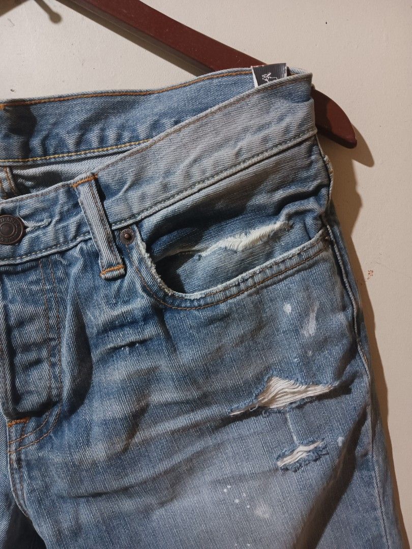 A&F Ripped Jeans for Men (Category: Jeans) located in Villasis. Submitted by irondan (Listing ID 1286124988, Image 2). Description: Abercrombie & Fitch Size 31 Bago pa po. Design po yung white paint. May tag pa 🔥 RFS: Sobrang angas na gift sa akin kaso di ko size. 💯🔥 𝘊𝘰𝘭𝘰𝘳 𝘮𝘢𝘺 𝘷𝘢𝘳𝘺 𝘥𝘶𝘦 𝘵𝘰 𝘭𝘪𝘨𝘩𝘵𝘪𝘯𝘨. 𝘐𝘵 𝘮𝘢𝘺 𝘣𝘦 𝘭𝘪𝘨𝘩𝘵𝘦𝘳 𝘰𝘳 𝘥𝘢𝘳𝘬𝘦𝘳 𝘪𝘯 𝘢𝘤𝘵𝘶𝘢𝘭. 𝘏𝘢𝘱𝘱𝘺 𝘴𝘩𝘰𝘱𝘱𝘪𝘯𝘨 🤎 #Abercrombie&Fitch.