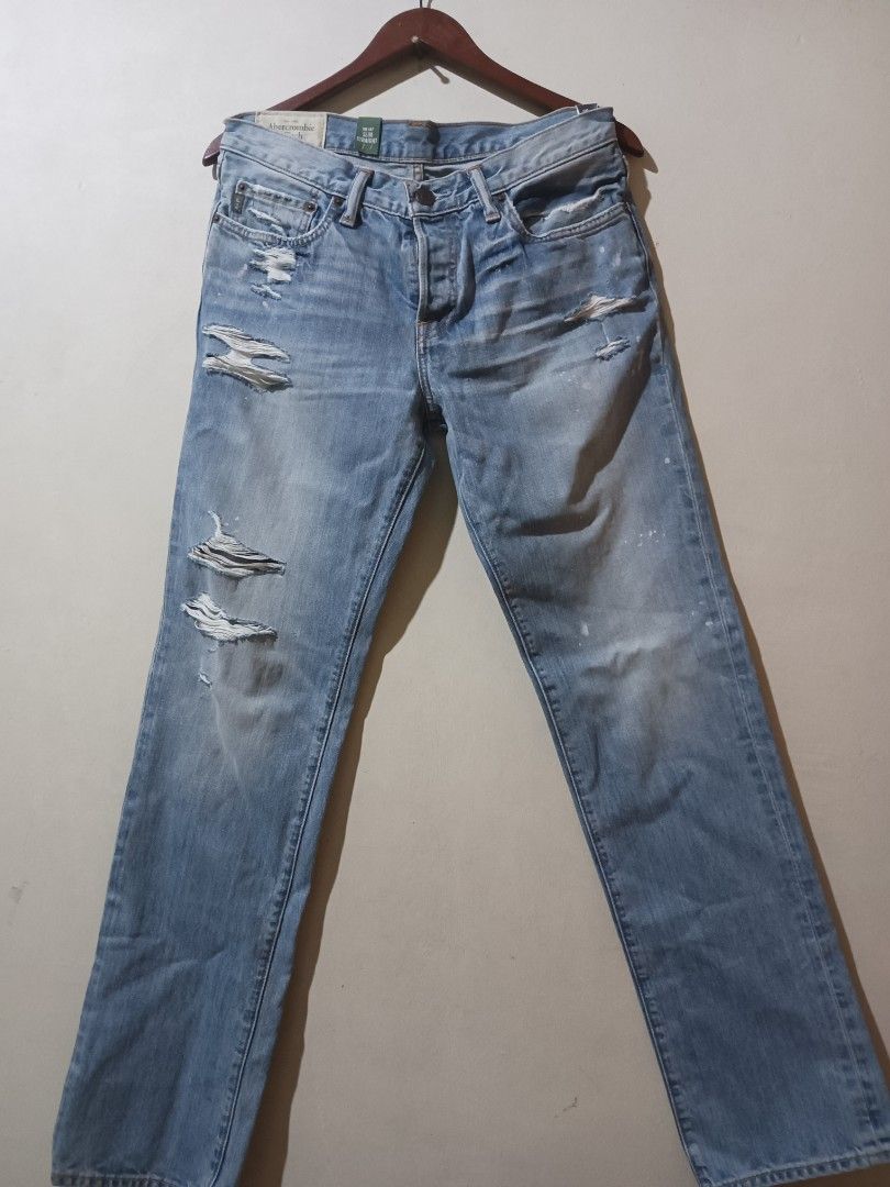 A&F Ripped Jeans for Men (Category: Jeans) located in Villasis. Submitted by irondan (Listing ID 1286124988, Image 3). Description: Abercrombie & Fitch Size 31 Bago pa po. Design po yung white paint. May tag pa 🔥 RFS: Sobrang angas na gift sa akin kaso di ko size. 💯🔥 𝘊𝘰𝘭𝘰𝘳 𝘮𝘢𝘺 𝘷𝘢𝘳𝘺 𝘥𝘶𝘦 𝘵𝘰 𝘭𝘪𝘨𝘩𝘵𝘪𝘯𝘨. 𝘐𝘵 𝘮𝘢𝘺 𝘣𝘦 𝘭𝘪𝘨𝘩𝘵𝘦𝘳 𝘰𝘳 𝘥𝘢𝘳𝘬𝘦𝘳 𝘪𝘯 𝘢𝘤𝘵𝘶𝘢𝘭. 𝘏𝘢𝘱𝘱𝘺 𝘴𝘩𝘰𝘱𝘱𝘪𝘯𝘨 🤎 #Abercrombie&Fitch.