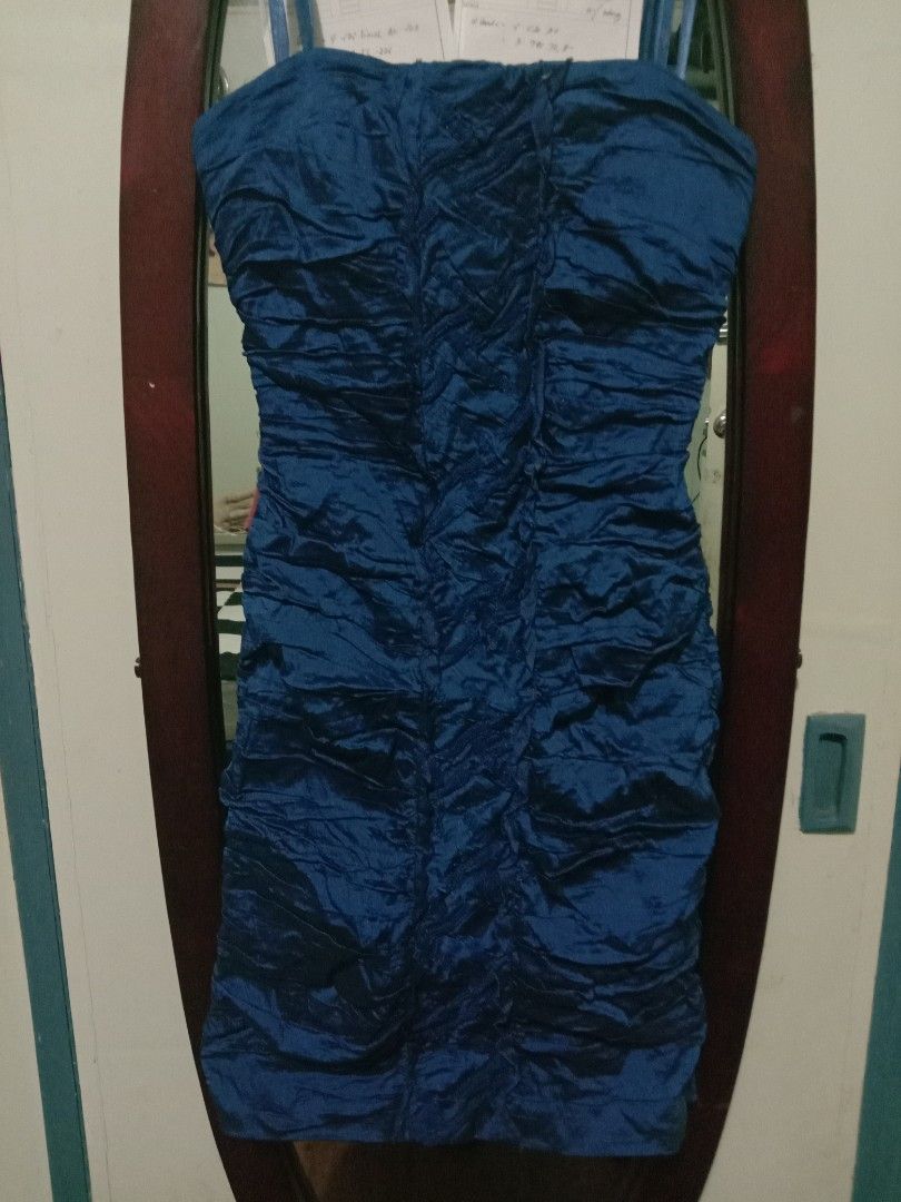 Authentic BCBG Max Azaria Tube Cocktail Dress (Category: Evening dresses & gowns) located in Baguio. Submitted by sell.and.send (Listing ID 1286111292, Image 1). Description: Original. No flaws outside. Lining repaired inside so it's not obvious pag sinuot. with ribbing sa may chest area. color is like a cross between royal blue and navy blue. fits like a glove haha. semi-stretch. fits ladies with an A-cup waist up to 25in. hips up to 34in paymen