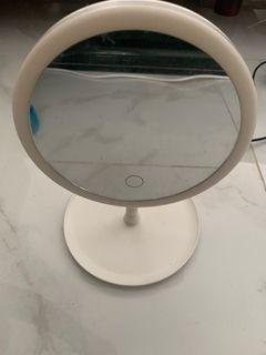 Desk vanity mirror only light not guarantee