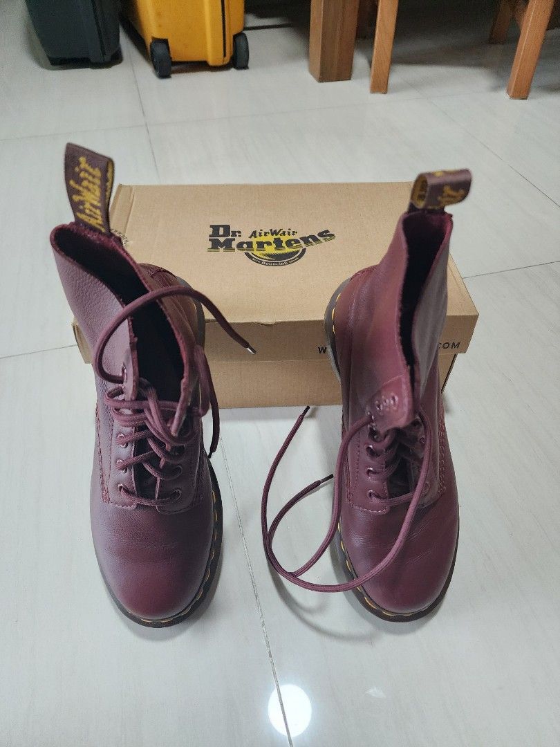 Cherry red 8 2024 hole doc martens