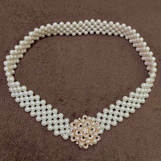 Garterized pearl belt with brooche