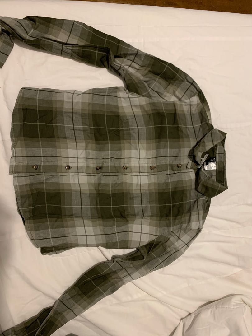 Green Button Up Blouse (Category: Longsleeves) located in Paranaque City. Submitted by izzysus (Listing ID 1286132313, Image 1). Description: mop: gcash / maya / bpi mod: lalamove, ggx, jnt, lbc.