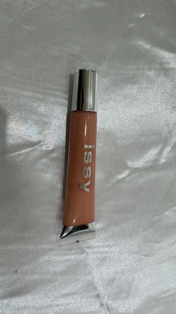 Issy & Co Color Corrector (Category: Makeup) located in Manila. Submitted by knicolls (Listing ID 1286101992, Image 2). Description: Used a little bit No box.