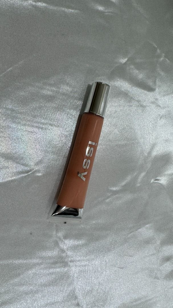Issy & Co Color Corrector (Category: Makeup) located in Manila. Submitted by knicolls (Listing ID 1286101992, Image 1). Description: Used a little bit No box.