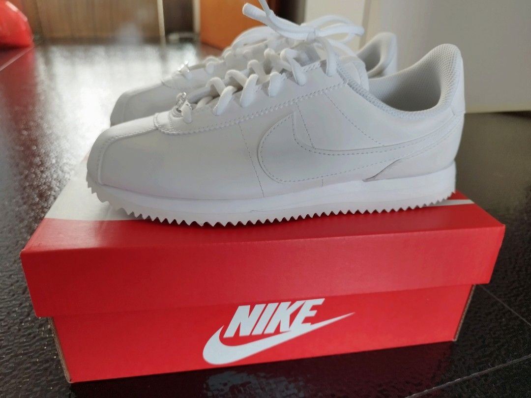 White nike leather best sale shoes