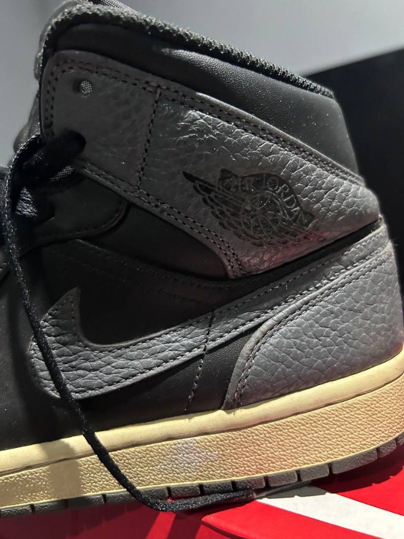 Nike Air Jordan Mid Shadow (Category: Sneakers) located in Pagadian. Submitted by lancism.g (Listing ID 1286059317, Image 3). Description: selling used Jordan Mids Yellowing of Soles, heel drags, creases no box obo.