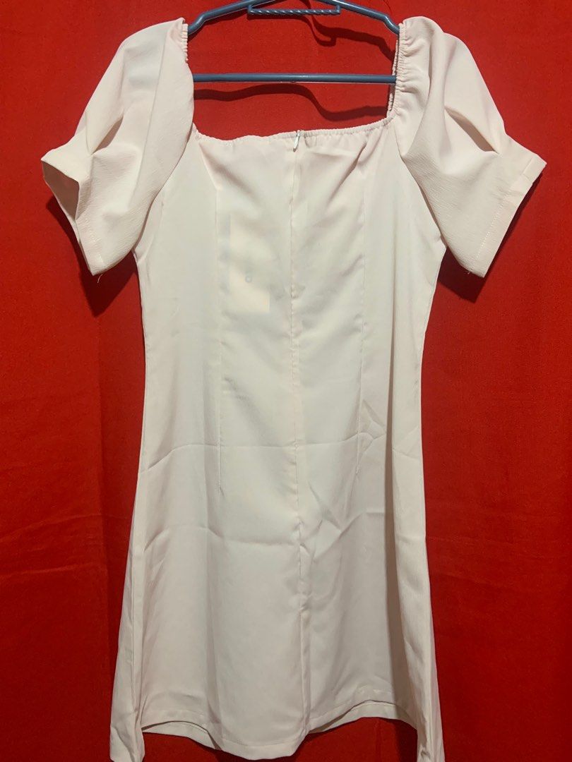 Pink puff sleeve dress (Category: Dresses) located in Caloocan City. Submitted by _mrynnbrsg (Listing ID 1286090311, Image 3). Description: - Ruched - Puff sleeve - Best fits small - never been worn rfs: a bit big on me. bought it for 300+.