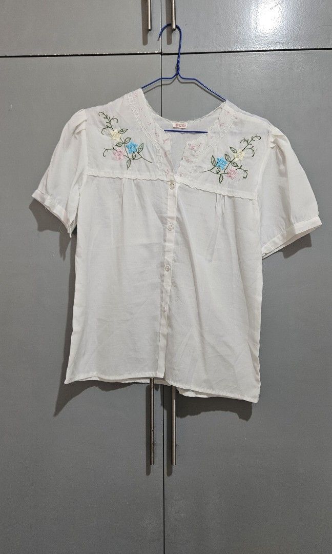 White blouse (Category: Blouses) located in San Carlos. Submitted by chsoki (Listing ID 1286075402, Image 1). Description: white blouse with flower design.