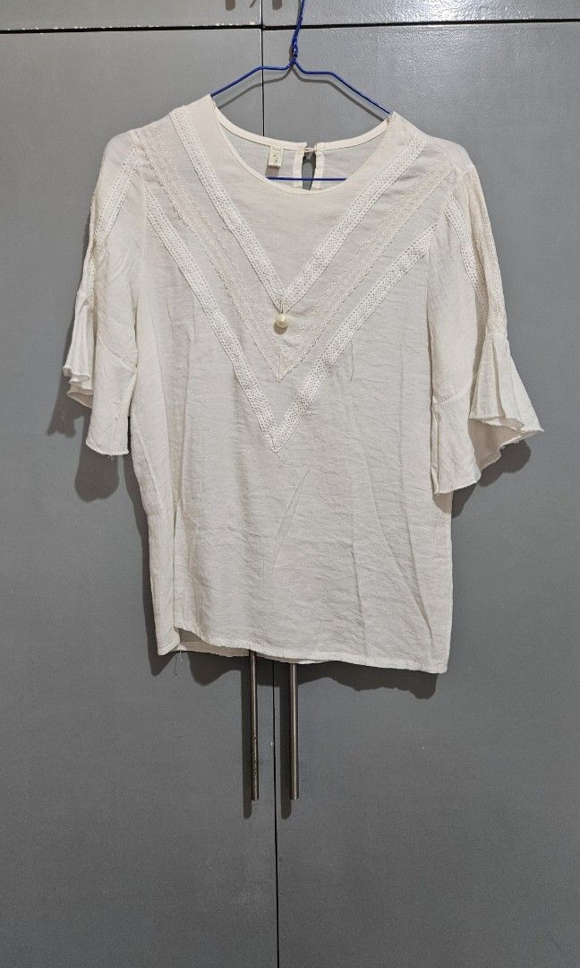 White bluse with pearl (Category: Blouses) located in San Carlos. Submitted by chsoki (Listing ID 1286075682, Image 1). Description: white blouse with pearl.