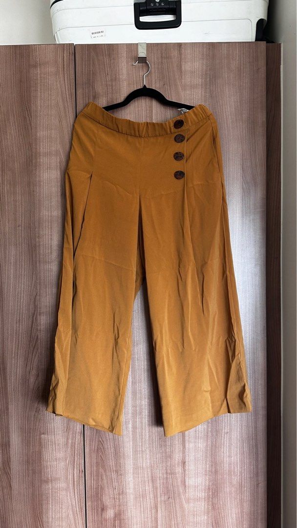 Zara Wide Legged Trousers Brown (Category: Other Bottoms) located in Taguig. Submitted by cnazmd (Listing ID 1286050811, Image 1). Description: .