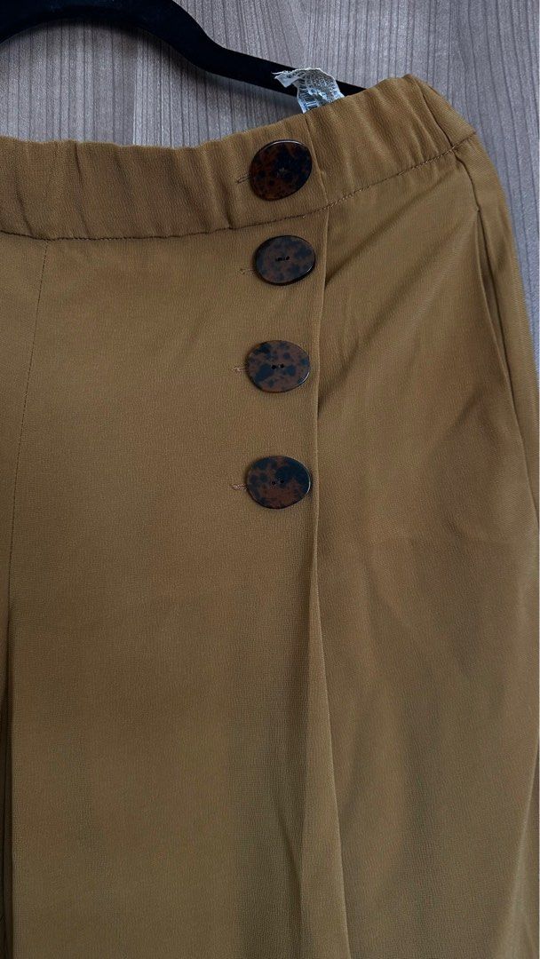 Zara Wide Legged Trousers Brown (Category: Other Bottoms) located in Taguig. Submitted by cnazmd (Listing ID 1286050811, Image 2). Description: .