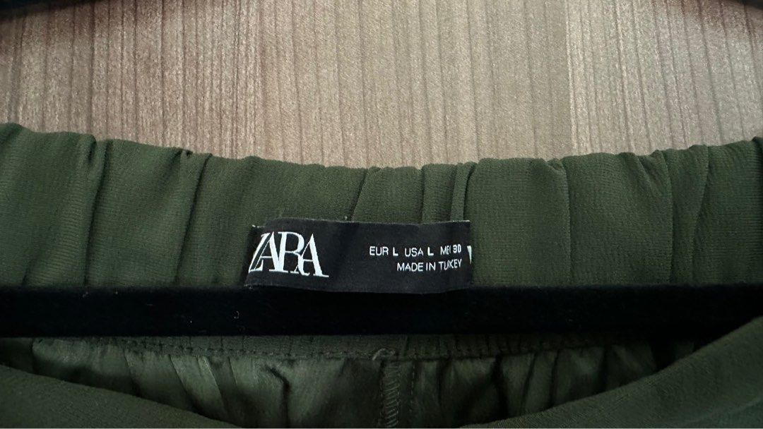 Zara Wide Legged Trousers Green (Category: Other Bottoms) located in Taguig. Submitted by cnazmd (Listing ID 1286050644, Image 3). Description: .