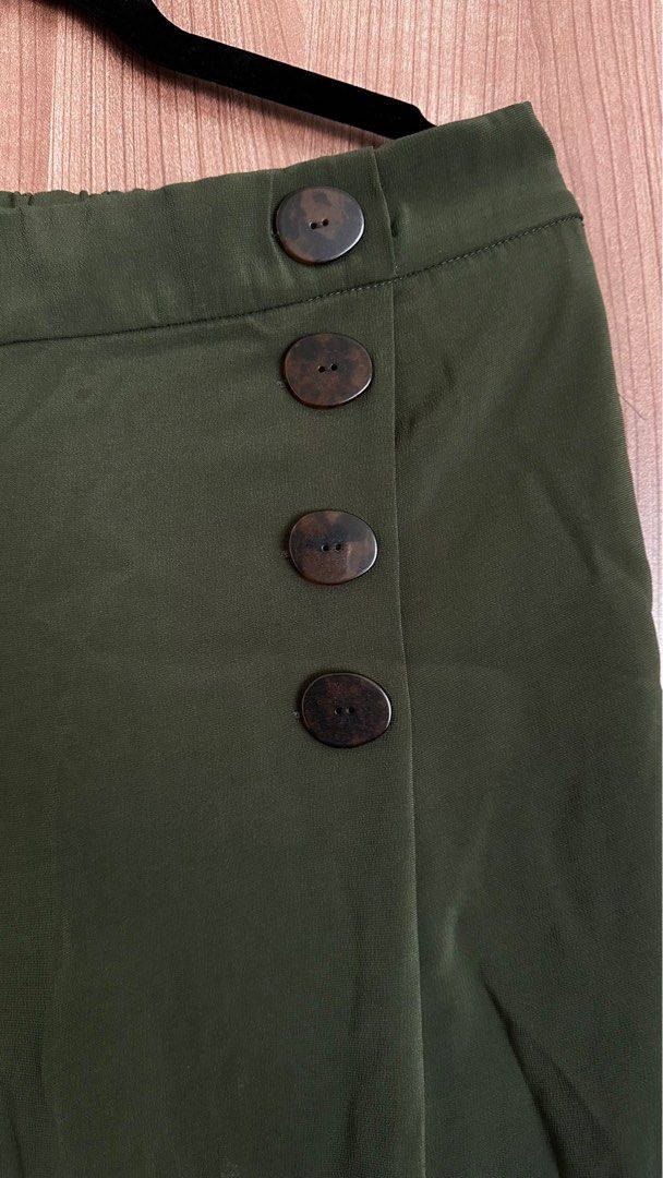 Zara Wide Legged Trousers Green (Category: Other Bottoms) located in Taguig. Submitted by cnazmd (Listing ID 1286050644, Image 2). Description: .