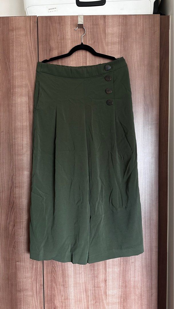 Zara Wide Legged Trousers Green (Category: Other Bottoms) located in Taguig. Submitted by cnazmd (Listing ID 1286050644, Image 1). Description: .