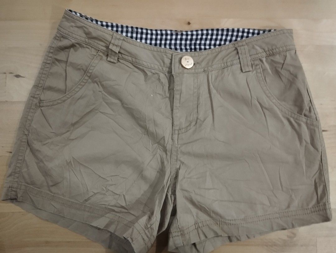 361 Sportswear Shorts (Category: Shorts) located in Quezon City. Submitted by debrojim (Listing ID 1286280143, Image 1). Description: 361 degrees purple gray Shorts 29" waistline medium in size 11" length. SF customer 's account. Lalamove, Grab, LBC slightly neg. No to Low ballers..