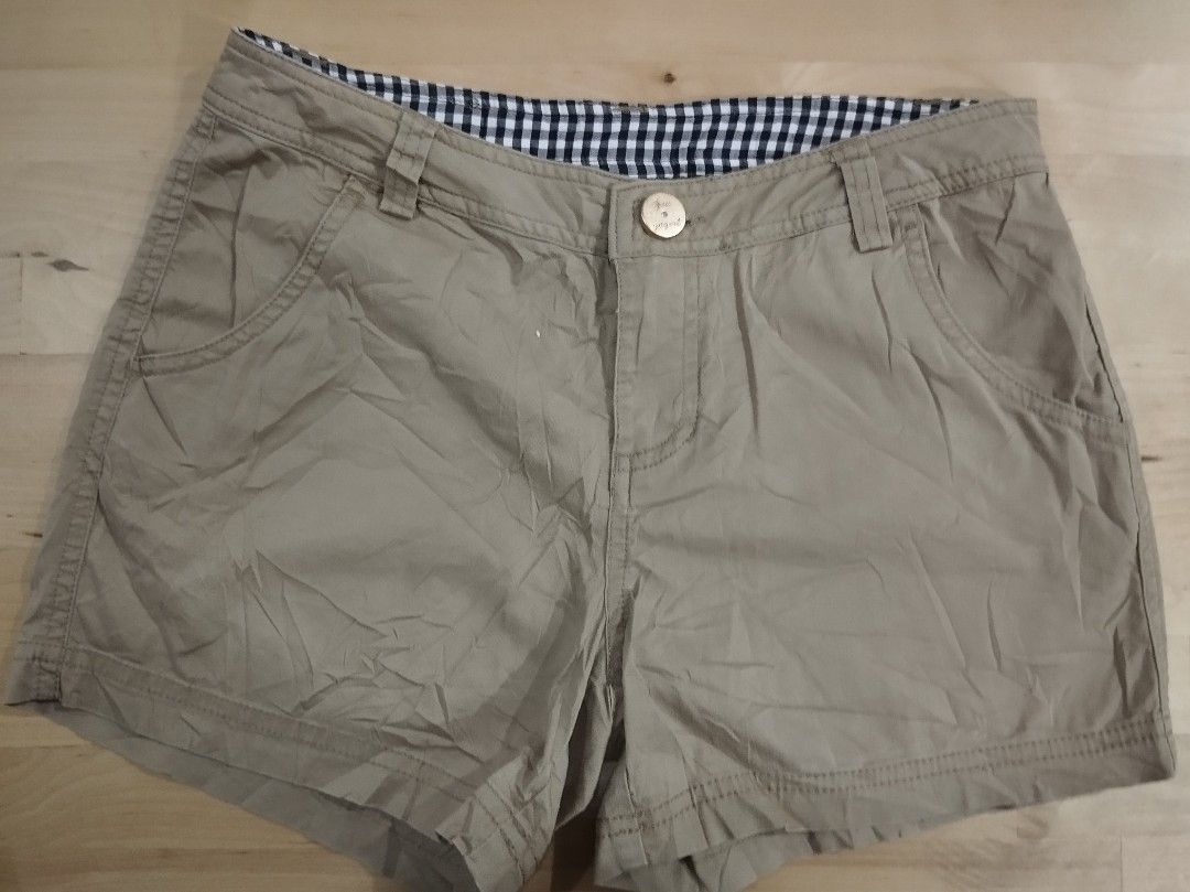 361 Sportswear Shorts (Category: Shorts) located in Quezon City. Submitted by debrojim (Listing ID 1286280143, Image 2). Description: 361 degrees purple gray Shorts 29" waistline medium in size 11" length. SF customer 's account. Lalamove, Grab, LBC slightly neg. No to Low ballers..