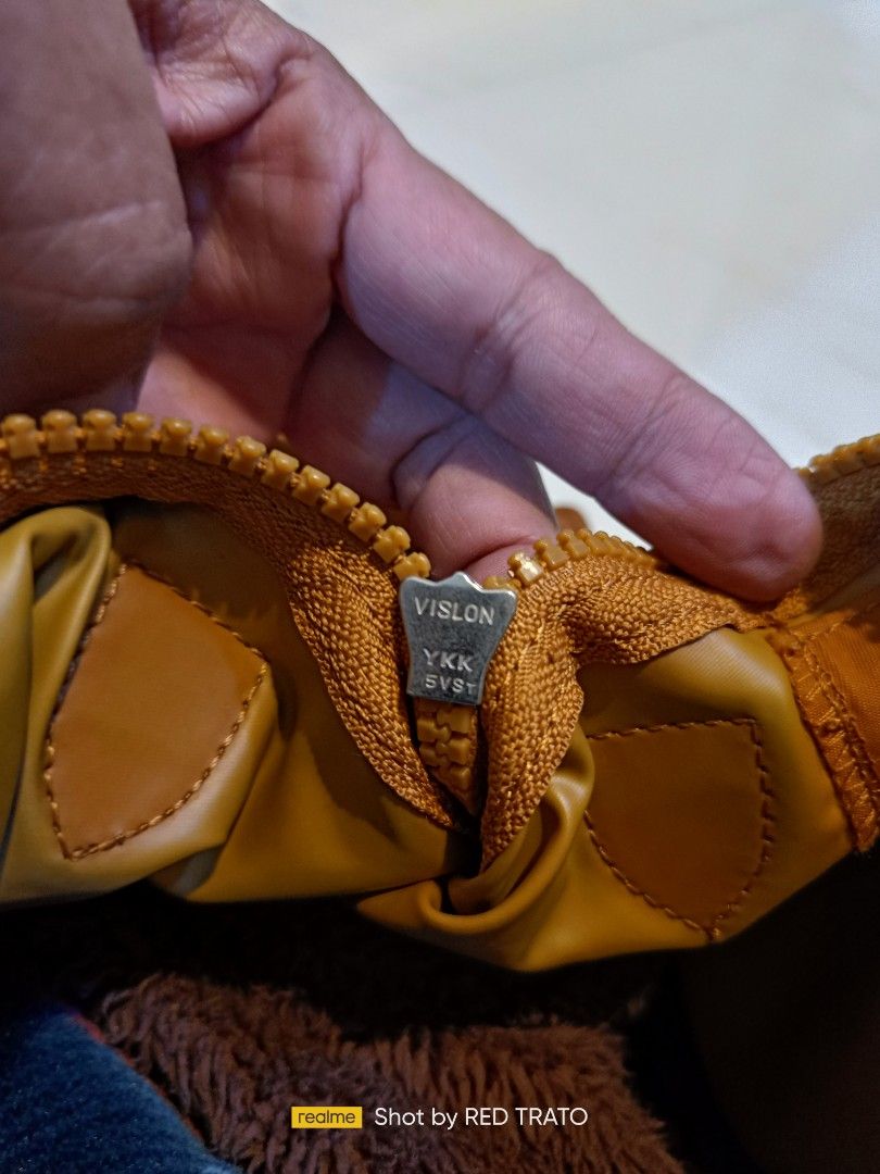 💯 Long Champ Bag Vislon Zipper (Category: Luxury Bags & Wallets) located in General Mariano Alvarez. Submitted by randzwurkz85264 (Listing ID 1286265674, Image 3). Description: Orig Long Champ Bag. Vislon Zippers see issue on last photo.