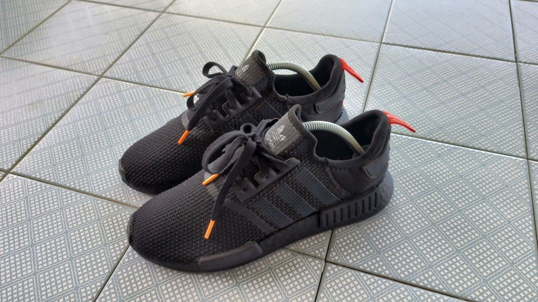 Adidas nmd r1 triple black deals uk