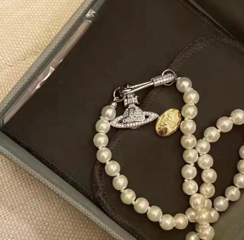 Broken pearl necklace | MILANSTYLE.COM
