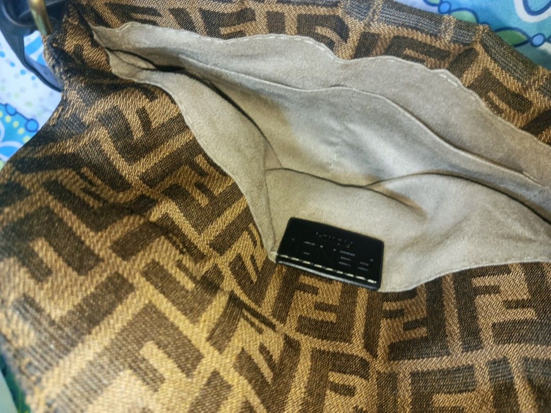 Class A Fendi shoulder bag. (Category: Shoulder Bags) located in Bacoor. Submitted by mms123mms (Listing ID 1286185553, Image 3). Description: this is a class A Fendi shoulder bag , clean inside and out , bought in my Hong Kong tour used only once..