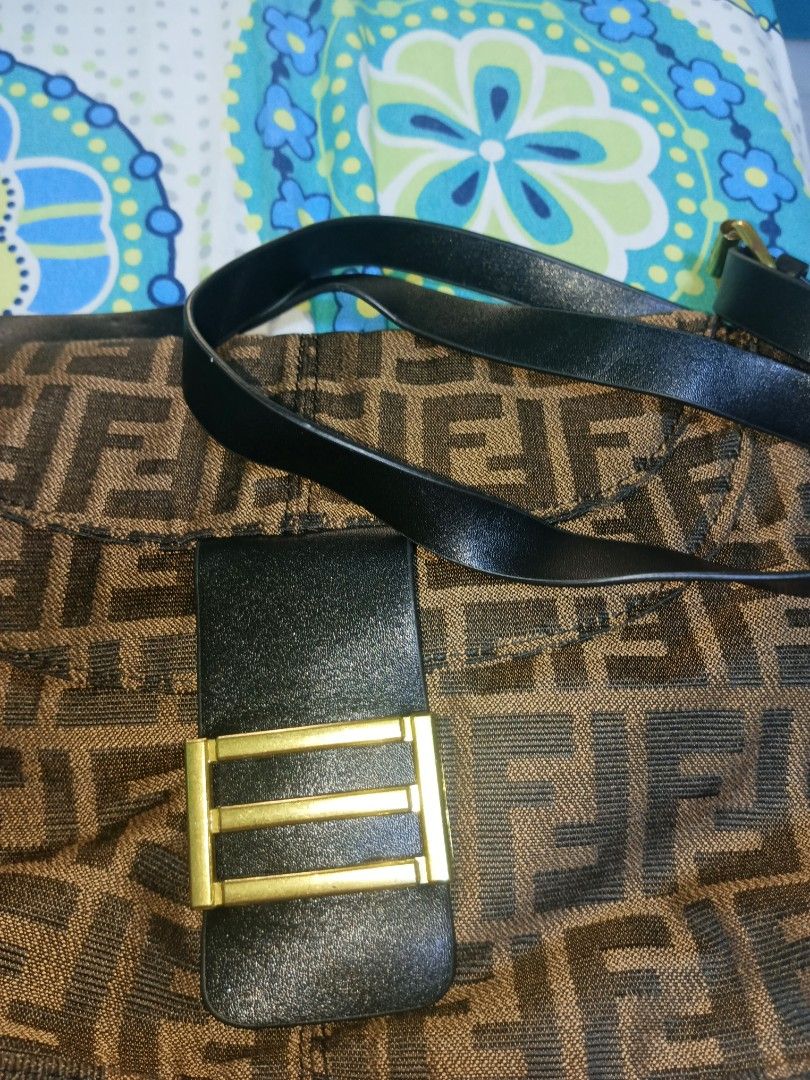 Class A Fendi shoulder bag. (Category: Shoulder Bags) located in Bacoor. Submitted by mms123mms (Listing ID 1286185553, Image 2). Description: this is a class A Fendi shoulder bag , clean inside and out , bought in my Hong Kong tour used only once..