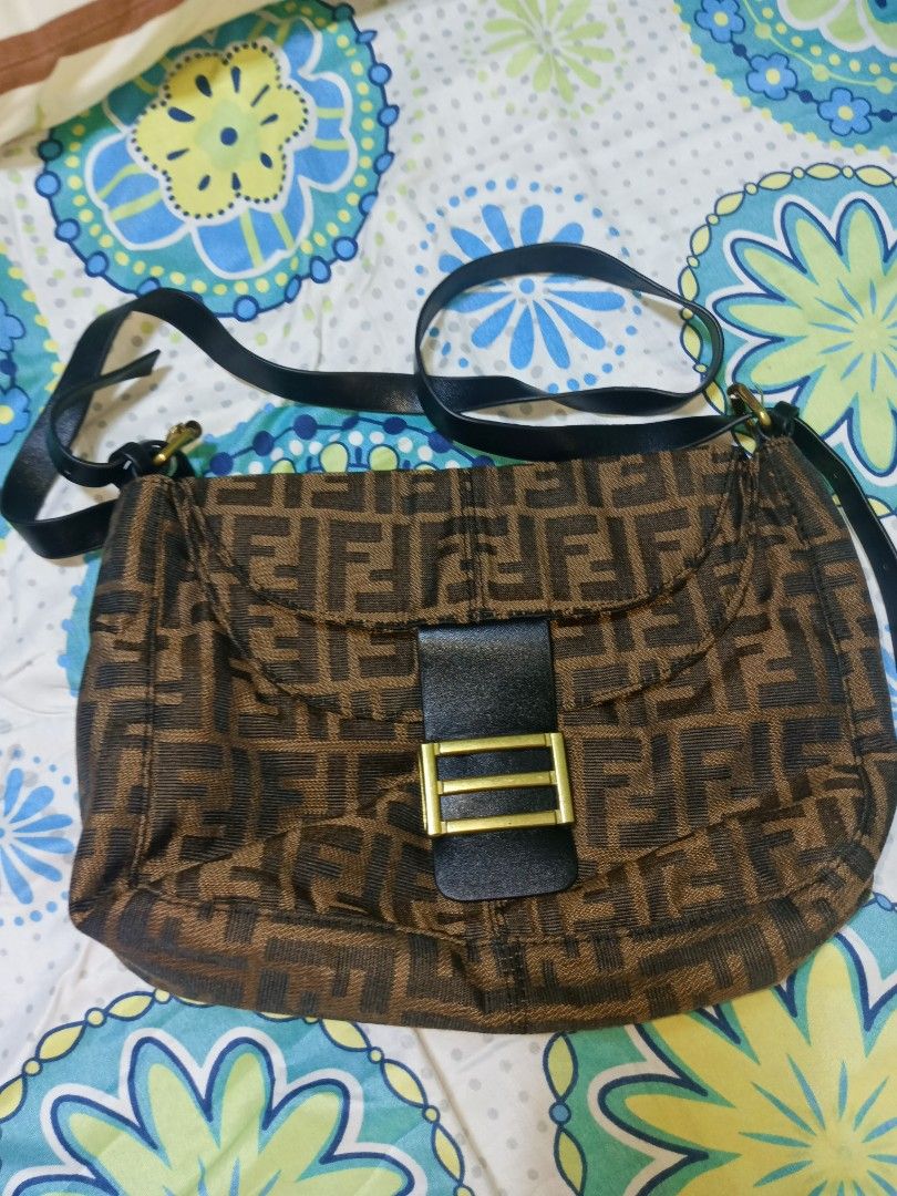 Class A Fendi shoulder bag. (Category: Shoulder Bags) located in Bacoor. Submitted by mms123mms (Listing ID 1286185553, Image 1). Description: this is a class A Fendi shoulder bag , clean inside and out , bought in my Hong Kong tour used only once..