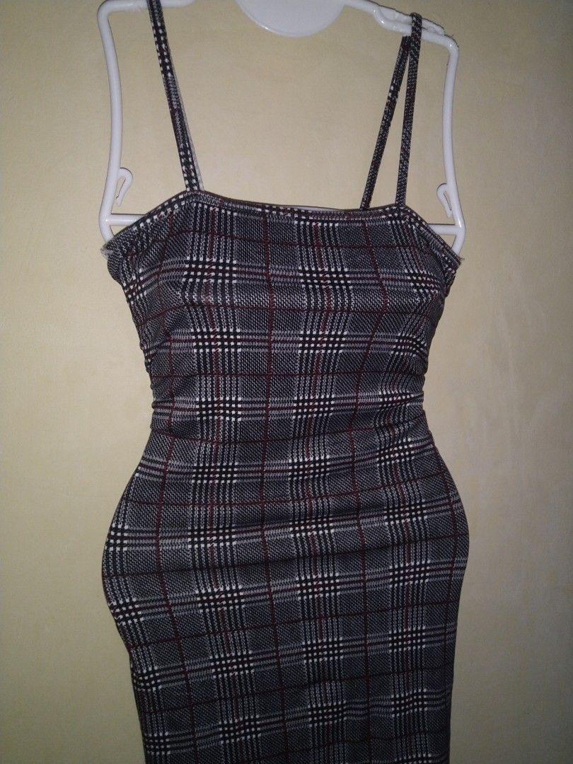 Grey plaid fitted bodycon dress (Category: Dresses) located in Malabon City. Submitted by abeilleshop (Listing ID 1286319372, Image 3). Description: BRAND NEW -small -Has little rastas on right armpit part but not obvious -bodycon -Thin but the undergarments aren't obvious (refer to the last 2 pictures) -can be used as top -Ok quality MOP: gc4sh shipping: lalam0ve (Metro Manila) or shop33 shipping.