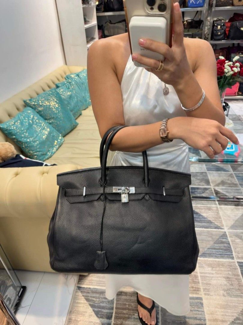 😱Hermes Birkin35 (Category: Luxury Bags & Wallets) located in General Santos City (Dadiangas). Submitted by braverabbit.67 (Listing ID 1286406093, Image 2). Description: Wow!!😱😱 Paunahan lang Po mga madam Sobrang Ganda😭 LookS OriG kayo na Po KumilatiS😭😭 ~japansurplus Hermes birkin 35 Genuine leather Coded Rank A riri zipper w/mOsTly hanaP ng maSilan na buyer merong "H" yong end ng zip sa dulo💯✔️✔️.