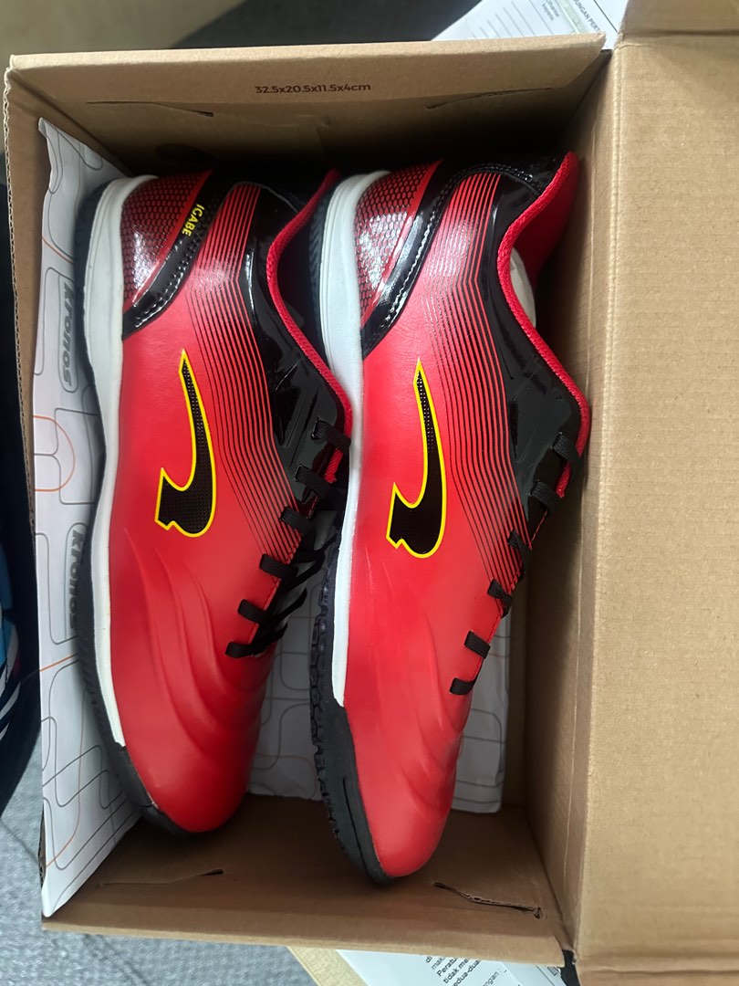 Kasut futsal kronos