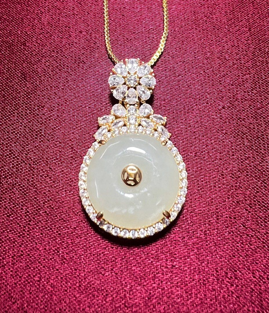 Natural Hetian Jade Pendant with Chain 和田玉吊坠, Women's Fashion