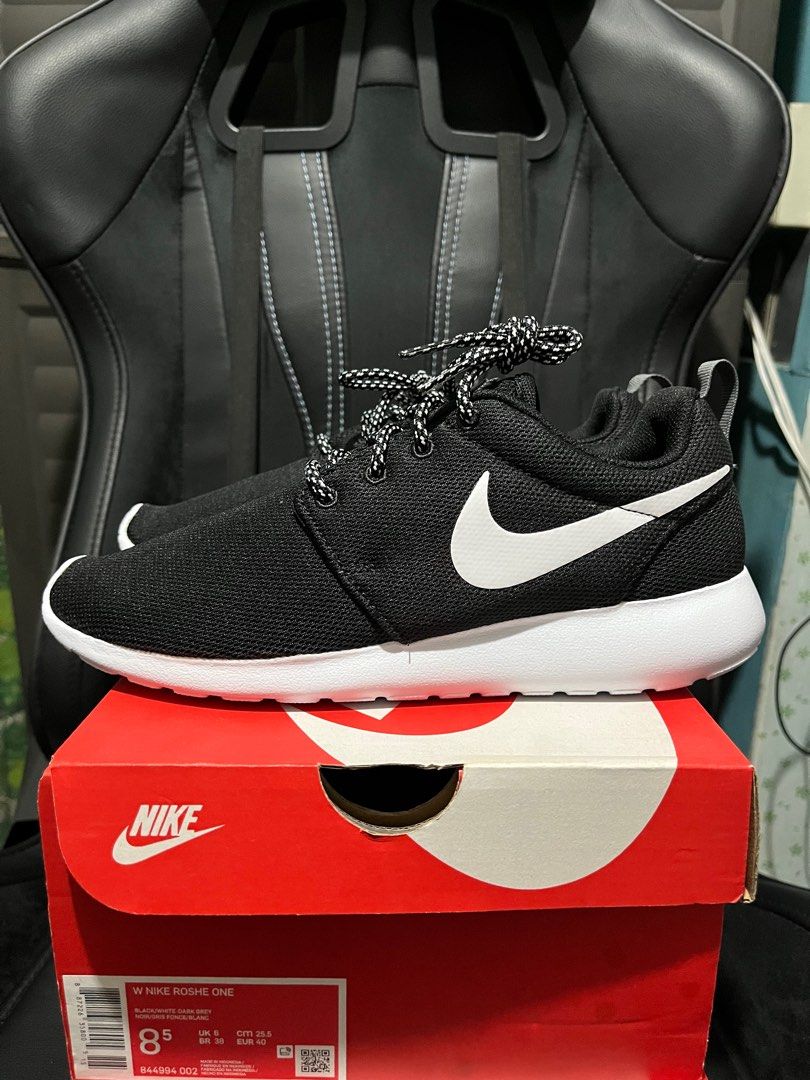 Nike Roshe One ‘Panda’ (Category: Sneakers) located in Makati City. Submitted by evrlg (Listing ID 1286275097, Image 3). Description: FOR SALE Nike Roshe One ‘Panda’ Brand new Sizes available: - 7 Mens / 8.5 Womens - 8.5 Mens / 10 Womens Selling it for Php 2,000 only (below srp) Makati area.