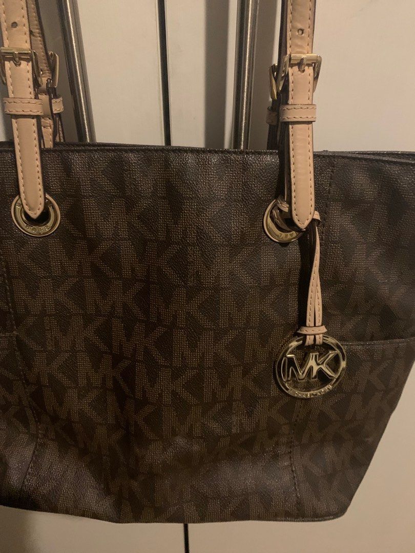 ORIGINAL Michael Kors Monogram Jet Set TOTE Bag (Category: Luxury Bags & Wallets) located in Mandaluyong City. Submitted by wisercolder (Listing ID 1286314956, Image 2). Description: Hello! Selling my lightly used and well-taken cared of Michael Kors bag bought from 2018 in Japan. RFS: Hindi nagagamit, stays kept in the closet. Original but no dust bag..