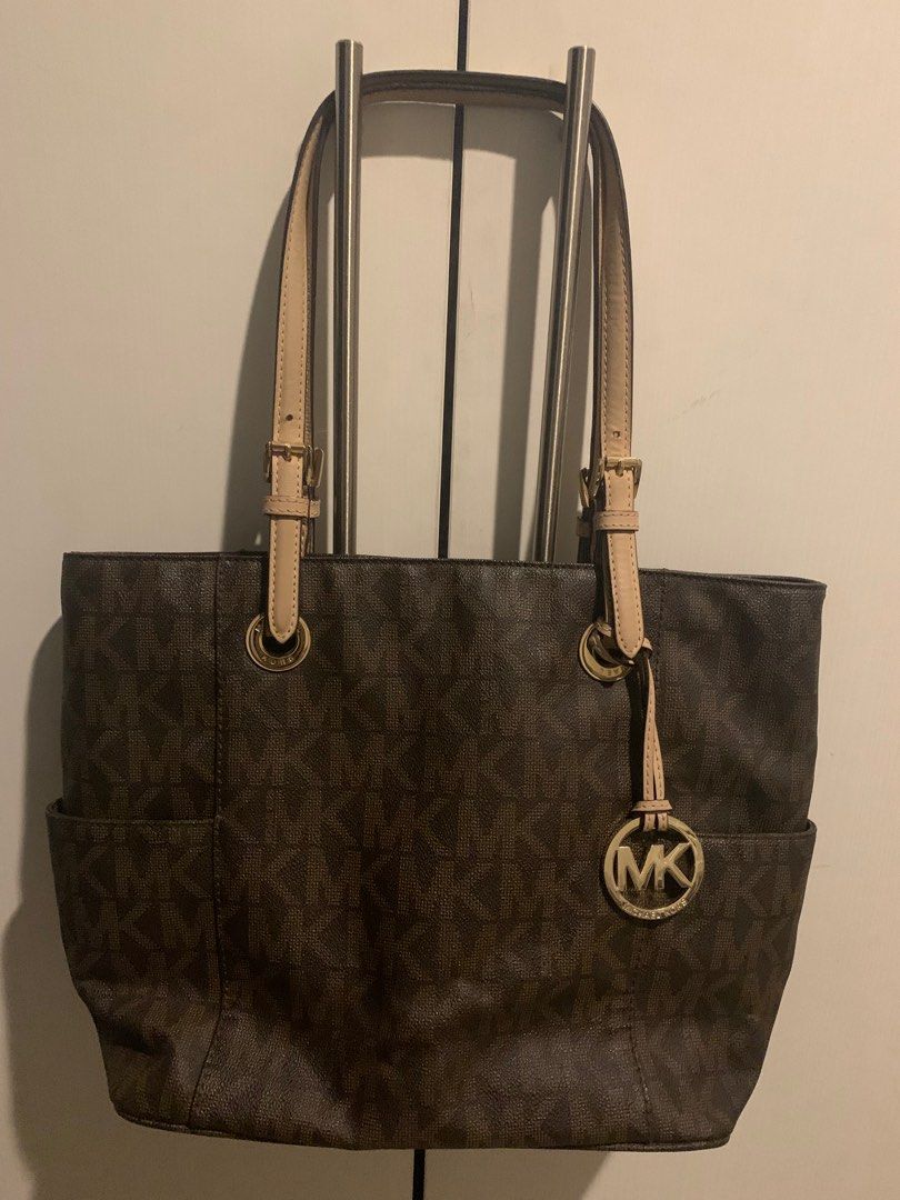 ORIGINAL Michael Kors Monogram Jet Set TOTE Bag (Category: Luxury Bags & Wallets) located in Mandaluyong City. Submitted by wisercolder (Listing ID 1286314956, Image 1). Description: Hello! Selling my lightly used and well-taken cared of Michael Kors bag bought from 2018 in Japan. RFS: Hindi nagagamit, stays kept in the closet. Original but no dust bag..