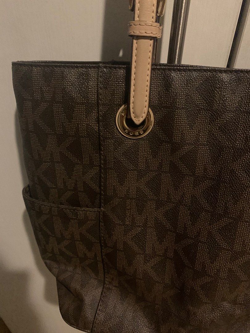 ORIGINAL Michael Kors Monogram Jet Set TOTE Bag (Category: Luxury Bags & Wallets) located in Mandaluyong City. Submitted by wisercolder (Listing ID 1286314956, Image 3). Description: Hello! Selling my lightly used and well-taken cared of Michael Kors bag bought from 2018 in Japan. RFS: Hindi nagagamit, stays kept in the closet. Original but no dust bag..