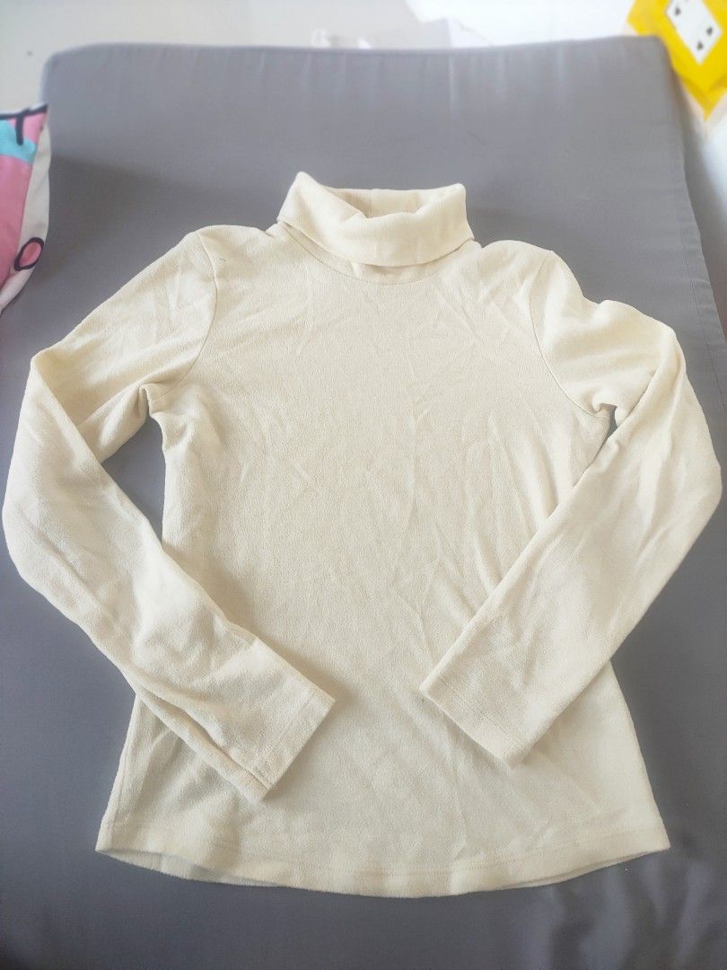 S Uniqlo turtle neck long sleeves (Category: Longsleeves) located in Quezon City. Submitted by bundleofourlove (Listing ID 1286273050, Image 1). Description: size small washable dot stain.