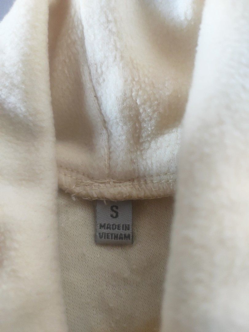 S Uniqlo turtle neck long sleeves (Category: Longsleeves) located in Quezon City. Submitted by bundleofourlove (Listing ID 1286273050, Image 3). Description: size small washable dot stain.
