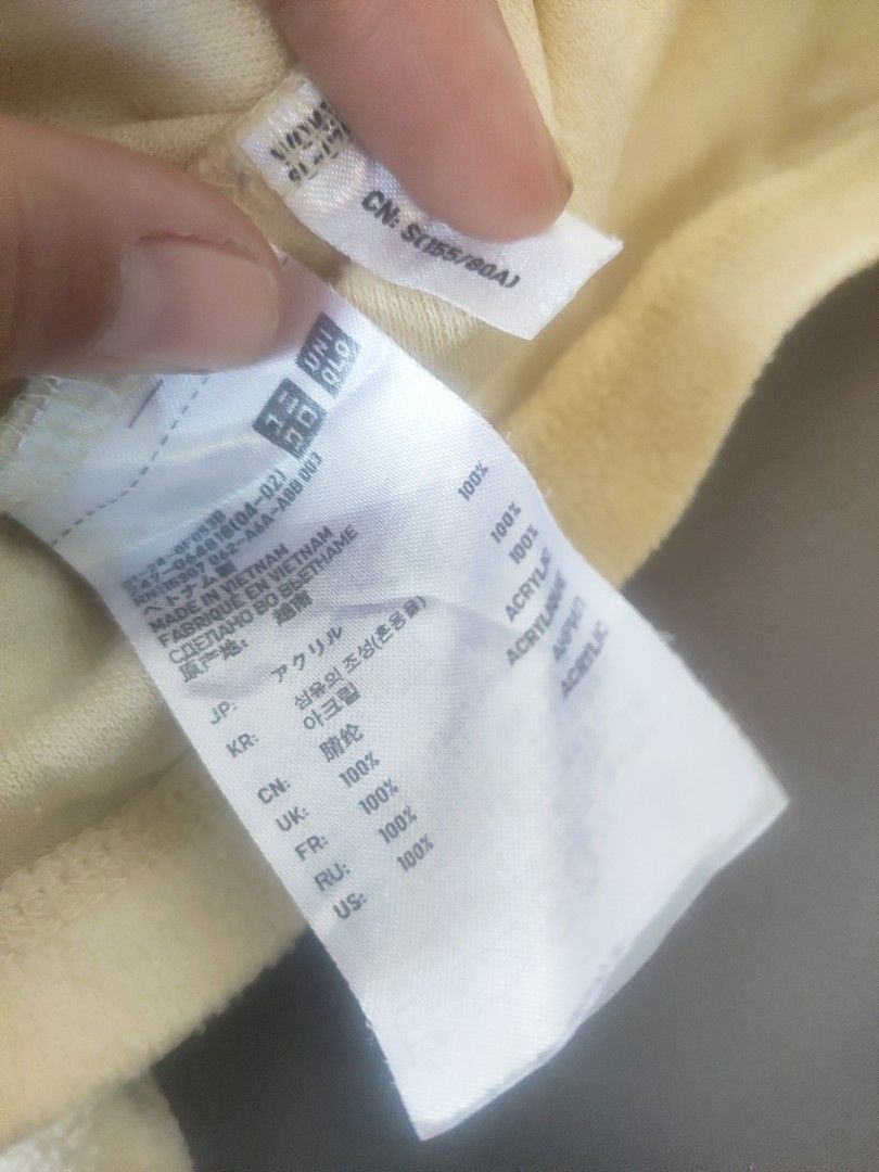 S Uniqlo turtle neck long sleeves (Category: Longsleeves) located in Quezon City. Submitted by bundleofourlove (Listing ID 1286273050, Image 2). Description: size small washable dot stain.