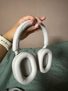 Sony XM5 headphones - white