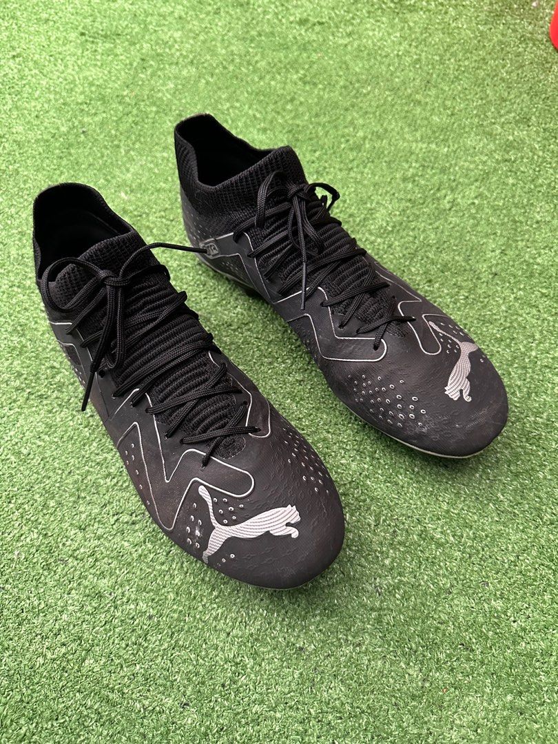 All black sales puma football boots