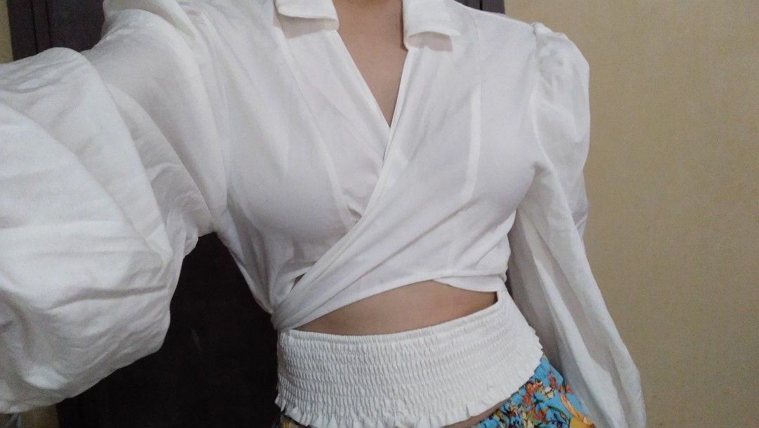White long sleeves cross tie top (Category: Longsleeves) located in Malabon City. Submitted by abeilleshop (Listing ID 1286323279, Image 3). Description: Like new •S to semi M -HAVENT USED ONLY STUCK IN THE CLOSET -minimal flaw of removable stain in one tie (Not visible since it is located in the tie where material/tela crosses each other) -rfs: decluttering, walang pag gagamitan •LAST PRICE POSTED MOP: gc4sh shipping: lalam0ve (Metro Manila) or 