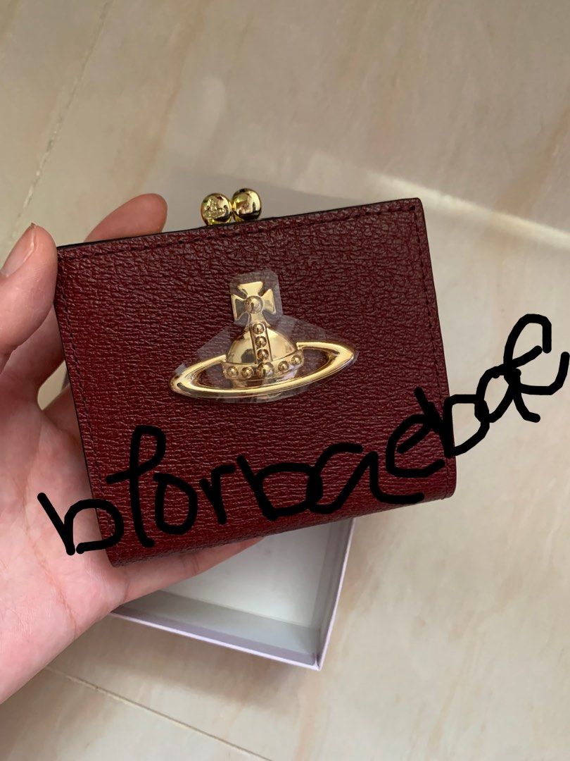 全新 限定款 防花真皮 酒紅色大金色logo方形皮夾 口金包 防括牛皮 Vivienne Westwood 四方牛皮小銀包 限定款 （分類：手袋及銀包）位於 Hong Kong。 由 bforbaebae 提交（商品編號 1233901026，圖片 2）。簡介： 全新 。大金土星 罕有不撞款！ 。正版限量版，圖一為官網圖 （限量已賣斷市唔再出） 。連原包裝盒 無品質問題 完好 🧡🧡🧡🧡 。寄sf到付/面交天水圍西鐵站 。寄sf: 賣家會自費買個sf細紙箱盒入厚泡泡紙載住嚟寄，放心 。留意面交需睇備註-需付按金$200以防放飛機 以往賣其他嘢好幾個無品嘅人放飛機 晒心機晒時間） 🧡🧡🧡🧡 。四個卡位 ，紙幣位 ，散子位 🧡🧡🧡🧡 。薄身荔枝皮配大金logo 極罕有 。金色撞酒紅色 高貴氣質感 大氣 又顯皮膚白 。VW好少出e隻紅色，土大紅居多。 。牛皮耐用有質感 耐用防花 。好少大立體logo產品而又靚色 。啪扣位有土星logo 內裏布都係標誌性嘅pattern �