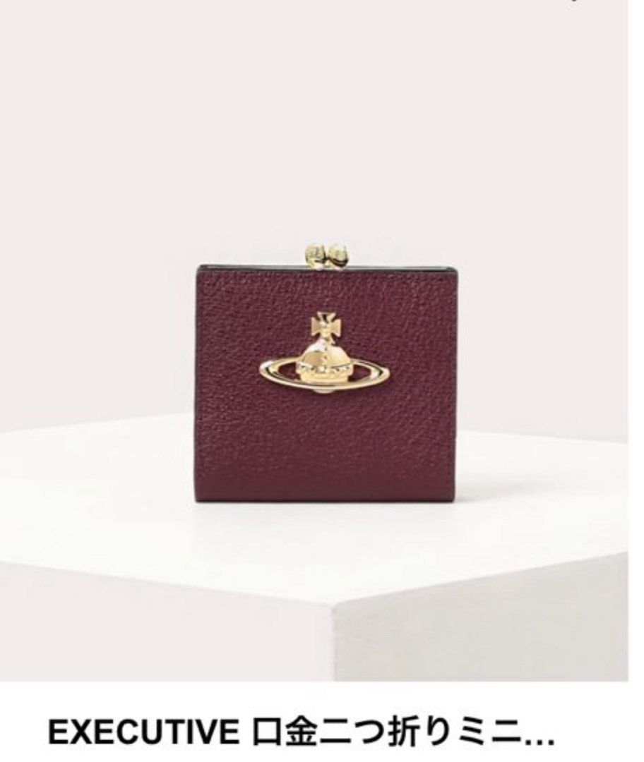 全新 限定款 防花真皮 酒紅色大金色logo方形皮夾 口金包 防括牛皮 Vivienne Westwood 四方牛皮小銀包 限定款 （分類：手袋及銀包）位於 Hong Kong。 由 bforbaebae 提交（商品編號 1233901026，圖片 1）。簡介： 全新 。大金土星 罕有不撞款！ 。正版限量版，圖一為官網圖 （限量已賣斷市唔再出） 。連原包裝盒 無品質問題 完好 🧡🧡🧡🧡 。寄sf到付/面交天水圍西鐵站 。寄sf: 賣家會自費買個sf細紙箱盒入厚泡泡紙載住嚟寄，放心 。留意面交需睇備註-需付按金$200以防放飛機 以往賣其他嘢好幾個無品嘅人放飛機 晒心機晒時間） 🧡🧡🧡🧡 。四個卡位 ，紙幣位 ，散子位 🧡🧡🧡🧡 。薄身荔枝皮配大金logo 極罕有 。金色撞酒紅色 高貴氣質感 大氣 又顯皮膚白 。VW好少出e隻紅色，土大紅居多。 。牛皮耐用有質感 耐用防花 。好少大立體logo產品而又靚色 。啪扣位有土星logo 內裏布都係標誌性嘅pattern �