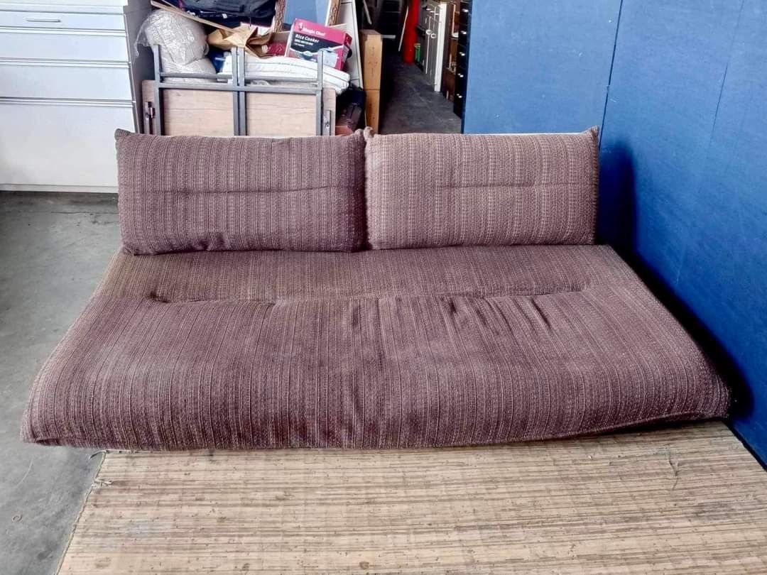 Daybed sofa (Category: Sofas) located in Quezon City. Submitted by matetdevis13 (Listing ID 1286461274, Image 2). Description: Daybed Sofa 71”L x 39”W x 11”SH Php 7,500 3-4 seater Single size bed Fabric seat Bulky foam In good condition.