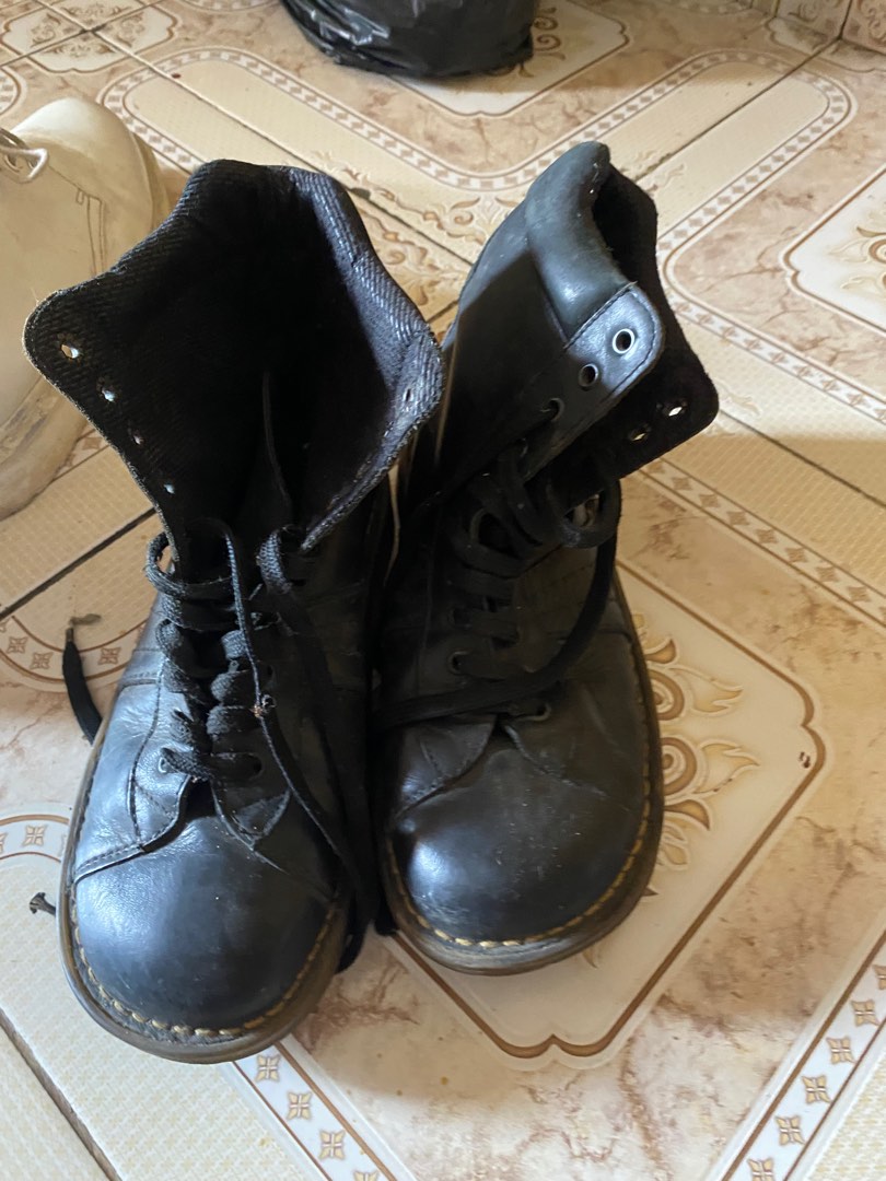 dr martens 2b25 Fesyen Wanita Sepatu di Carousell