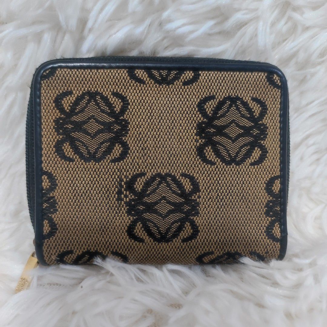 🇯🇵👛Authentic Loewe Coin Case (Category: Luxury Bags & Wallets) located in Cavite. Submitted by yerbua103 (Listing ID 1286583357, Image 1). Description: 👛 Loewe Coin Case purse crafted in black leather on the trimmings and the iconic anagram logo conceived in 1970 by Spanish painter Vicente Vela used to mark cattle, a nod to Loewe's tradition of leather works. 👛Manage your expectations as you're buying preloved items so anticipate signs of we