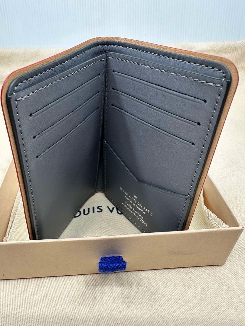 Louis Vuitton Silver Monogram Mirror Pocket Organizer (Category: Luxury Bags & Wallets) located in Pasig City. Submitted by donmsamson (Listing ID 1286636651, Image 3). Description: Louis Vuitton Virgil Abloh Silver Monogram Mirror Mirror Coated Canvas Slender Pocket Organizer, 2021 This piece is lined with grey leather This piece was featured during the Autumn 2021 men's collection Includes dustbag and box Dimensions Height: 4.33 inches / 11 cm 