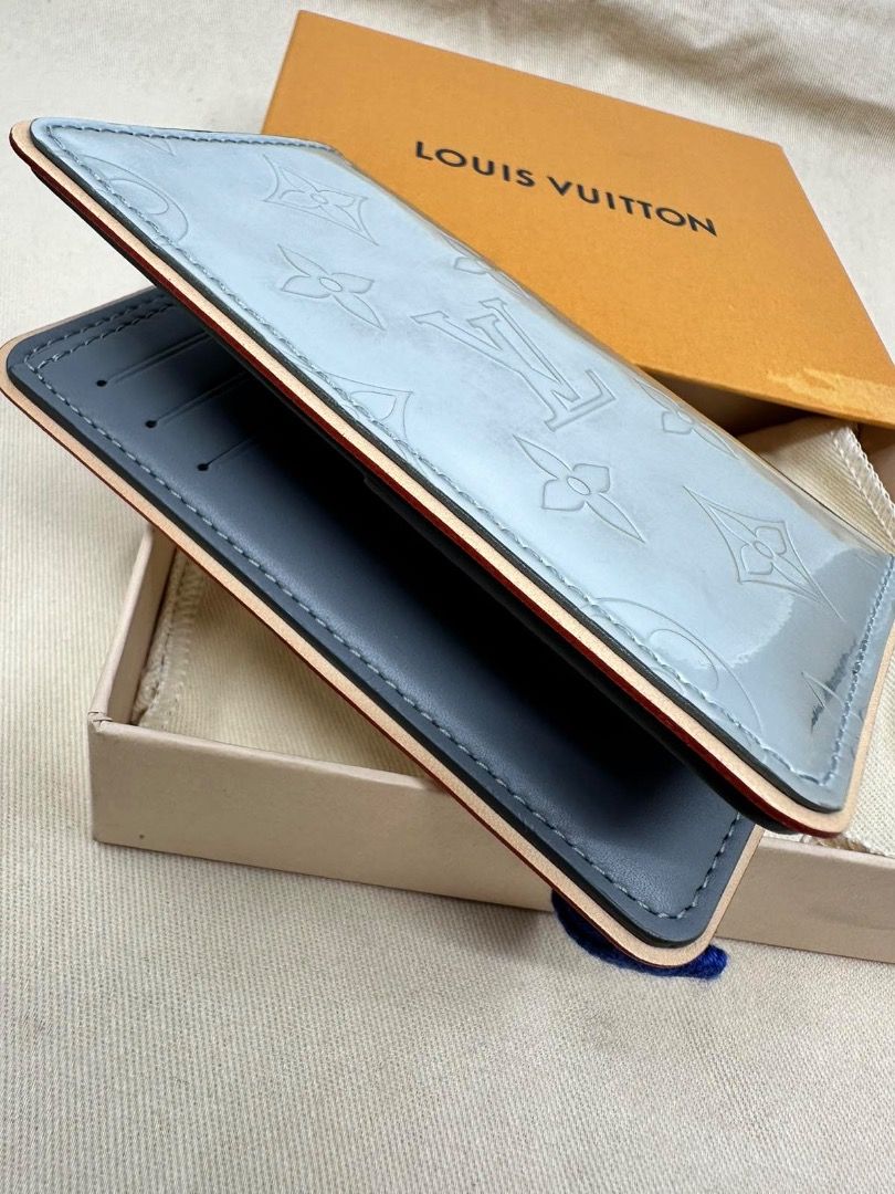 Louis Vuitton Silver Monogram Mirror Pocket Organizer (Category: Luxury Bags & Wallets) located in Pasig City. Submitted by donmsamson (Listing ID 1286636651, Image 2). Description: Louis Vuitton Virgil Abloh Silver Monogram Mirror Mirror Coated Canvas Slender Pocket Organizer, 2021 This piece is lined with grey leather This piece was featured during the Autumn 2021 men's collection Includes dustbag and box Dimensions Height: 4.33 inches / 11 cm 