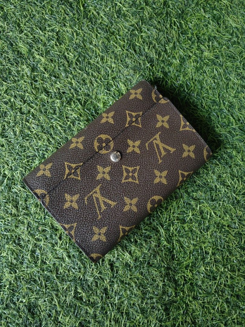 LV wallet medium (Category: Luxury Bags & Wallets) located in Pasig City. Submitted by atlaravibar (Listing ID 1286486353, Image 1). Description: LV vintage wallet medium size see pictures for flaws and issues bought it in Japan thrift shop not sure if original but all of their items are from japan 📌 bambang pasig city.